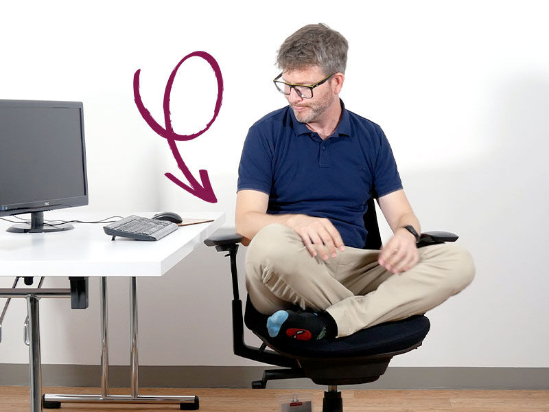 Armlehnen stören beim Sitzen im Schneidersitz auf dem Bürostuhl Armlehnen stören beim Sitzen im Schneidersitz auf dem Bürostuhl