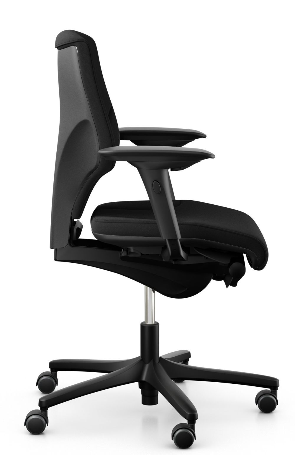 Seitlicher Blick auf einen ergonomischen Bürostuhl in schwarz mit verstellbaren Armlehnen und Rückenlehne.