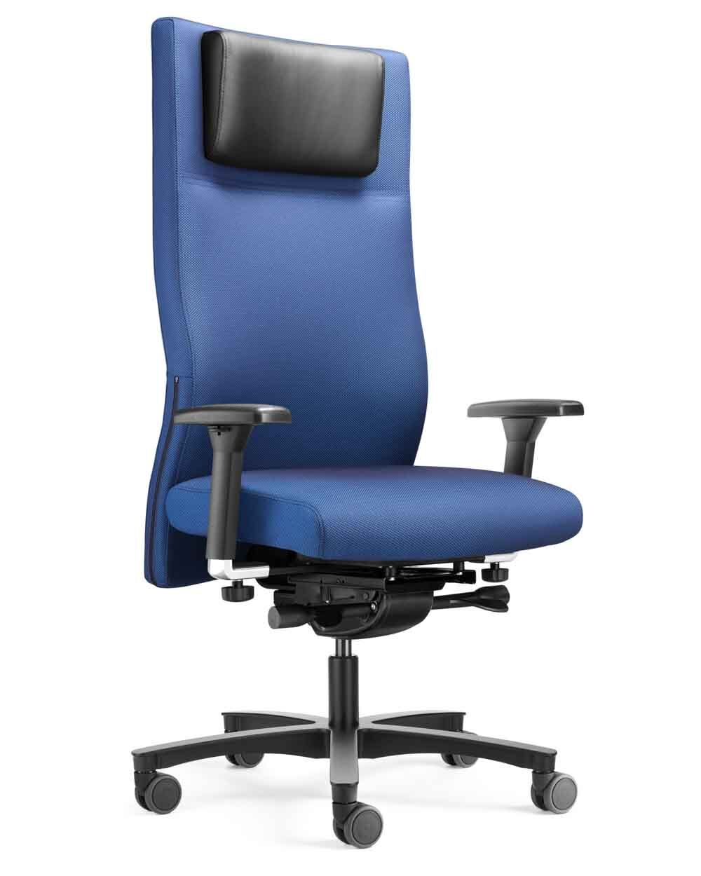Ergonomischer Bürostuhl mit blauer Polsterung, verstellbaren Armlehnen und gepolsterter Kopfstütze auf Rollenbasis.