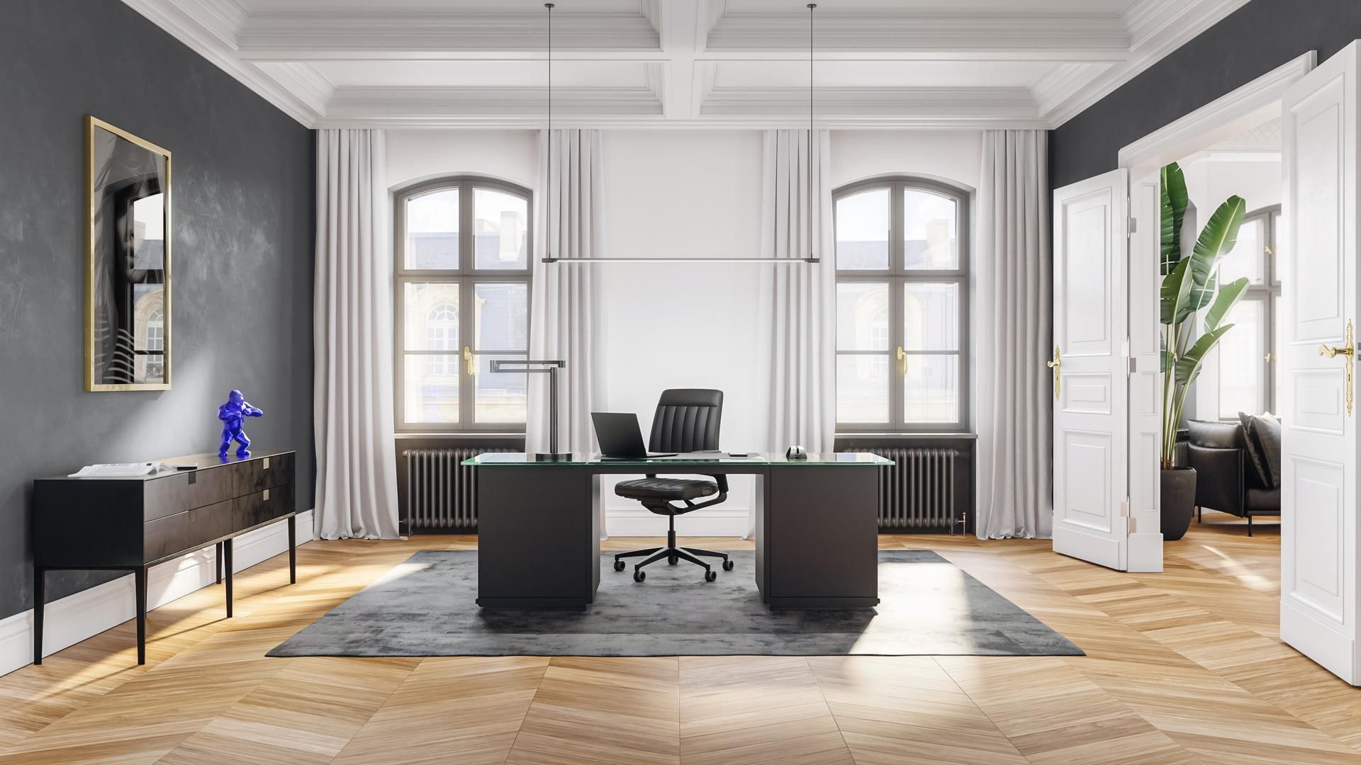 Modernes Büro mit ergonomischem Stuhl, Schreibtisch aus Glas und neutraler Farbgebung, viel Tageslicht.