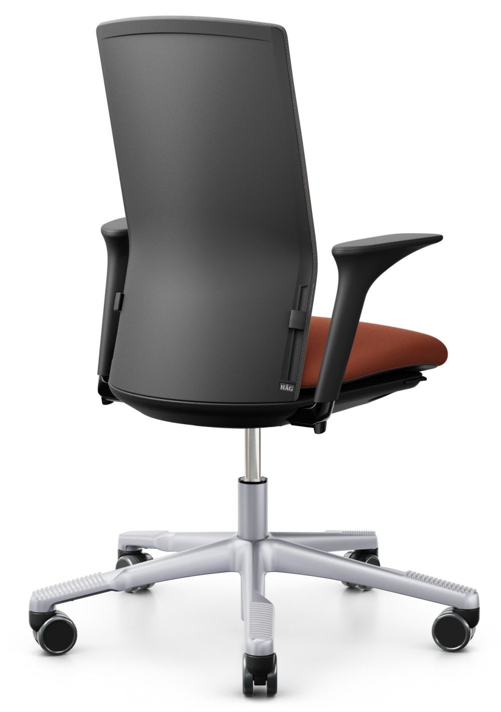 Ergonomischer Bürostuhl mit schwarzer Rückenlehne, rotem Sitz und verstellbaren Armlehnen, auf Rollen für Beweglichkeit.