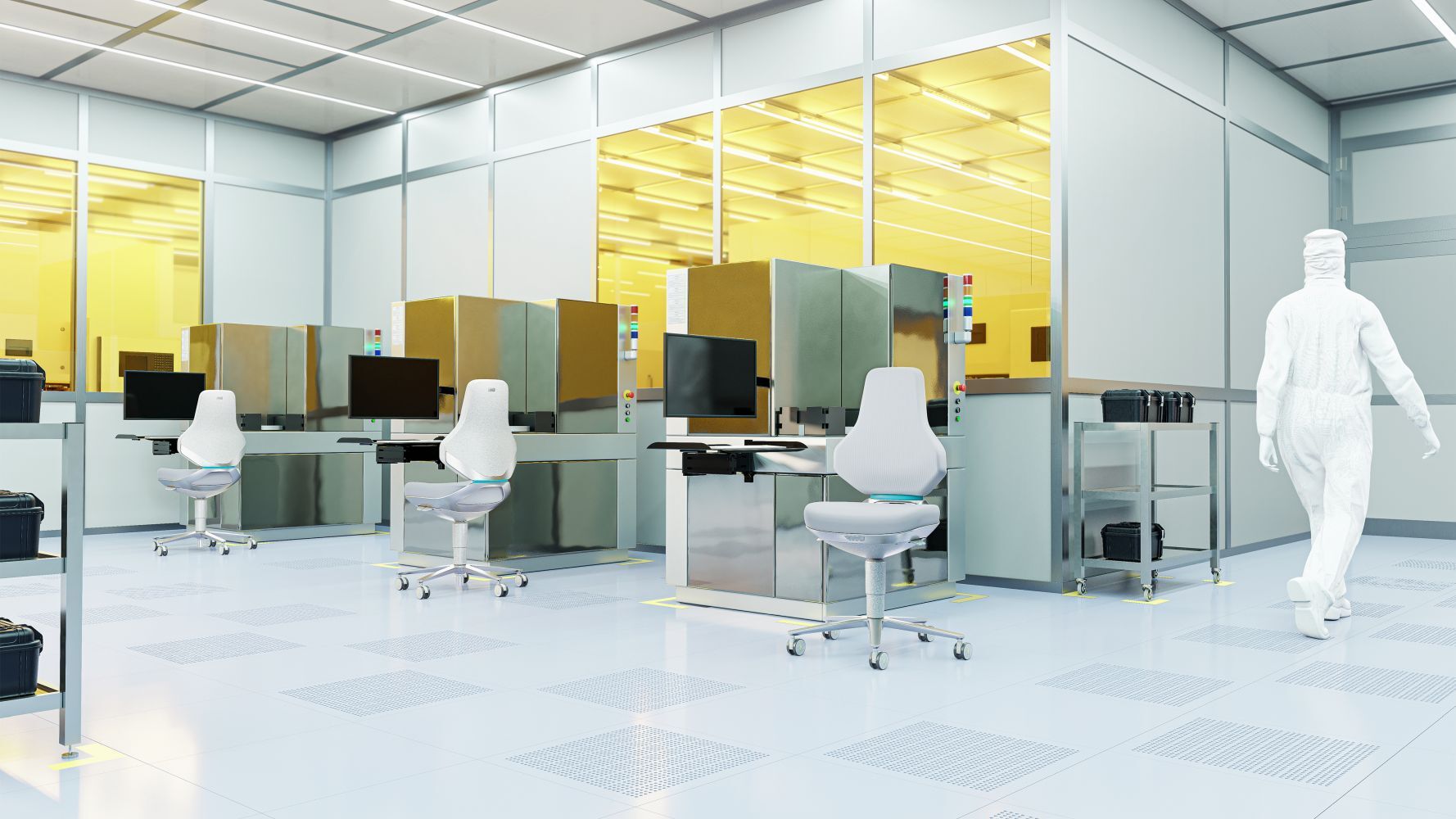 Labor mit ergonomischen Stühlen und Computern; eine Person in Schutzkleidung läuft durch den Raum.