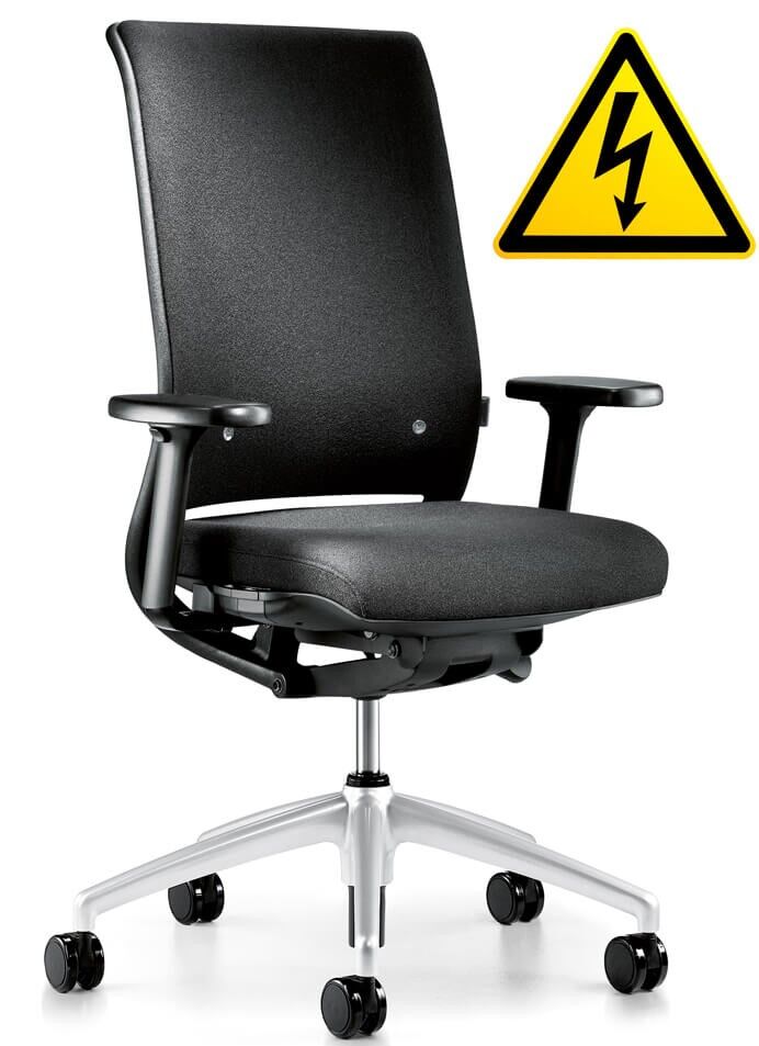 Ergonomischer Bürostuhl mit schwarzen Polstern und elektrischen Funktionen, symbolisiert durch ein Blitzsymbol.