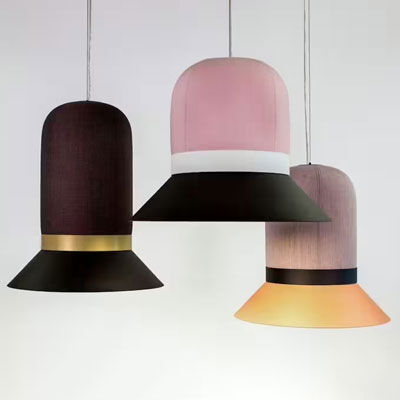 Drei Designer-Hängelampen in Schwarz, Rosa und Orange, erinnern an Hüte, auf weißem Hintergrund.