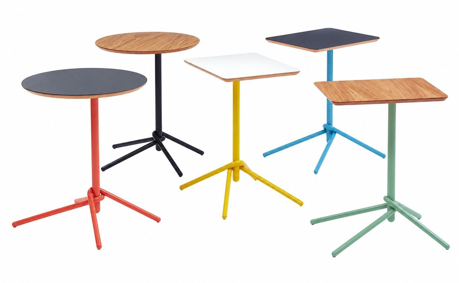 Fünf bunte, höhenverstellbare Beistelltische mit runden und rechteckigen Tischplatten, ideal für dynamisches Sitzen.