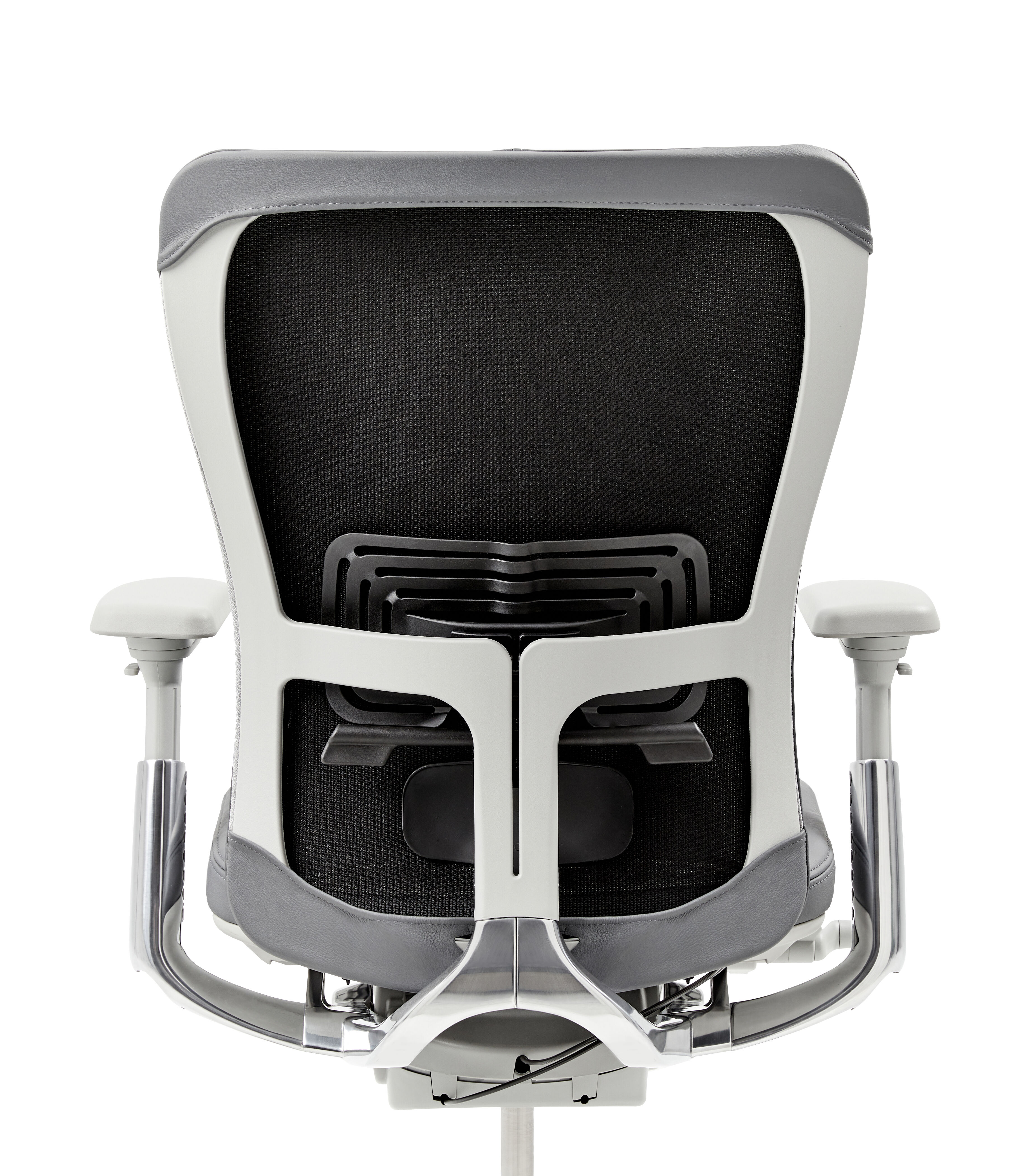 Rückansicht eines ergonomischen Bürostuhls mit verstellbaren Armlehnen und Lumbalstütze, in grau und schwarz gehalten.