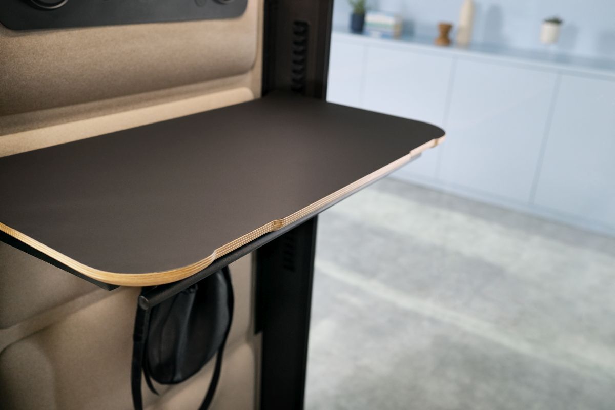 Nahaufnahme eines ergonomischen, klappbaren Schreibtischs in modernen Büroräumen, ideal für flexibles Arbeiten.