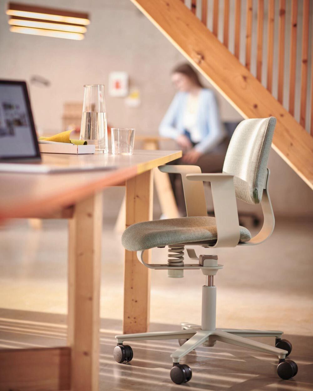 Ergonomischer Bürostuhl im modernen Büro, mit verstellbarer Federung und Polsterung, fördert dynamisches Sitzen.