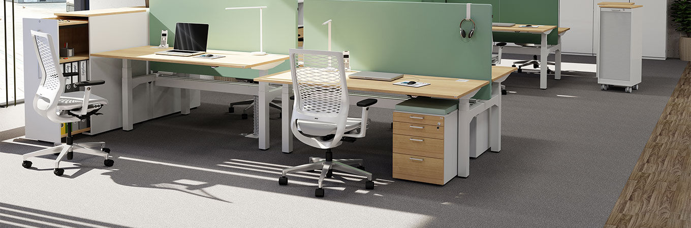 Moderner Büroraum mit ergonomischen Bürostühlen und Schreibtischen, fördert dynamisches Sitzen und gesundes Arbeiten.