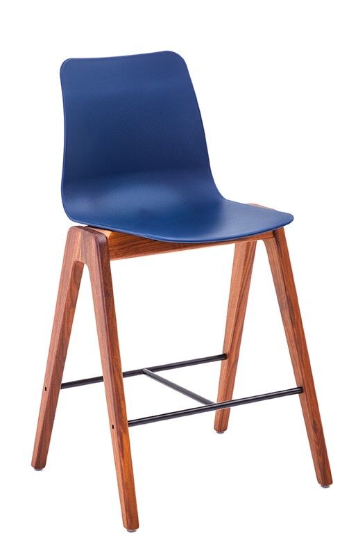 Moderner Barhocker mit blauem Sitz und Holzbeinen, ideal für ergonomisches und stilvolles Sitzen.