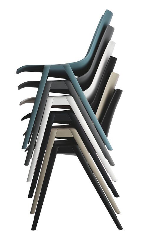 Gestapelte ergonomische Stühle in verschiedenen Farben, ideal für dynamisches Sitzen und moderne Büroumgebungen.