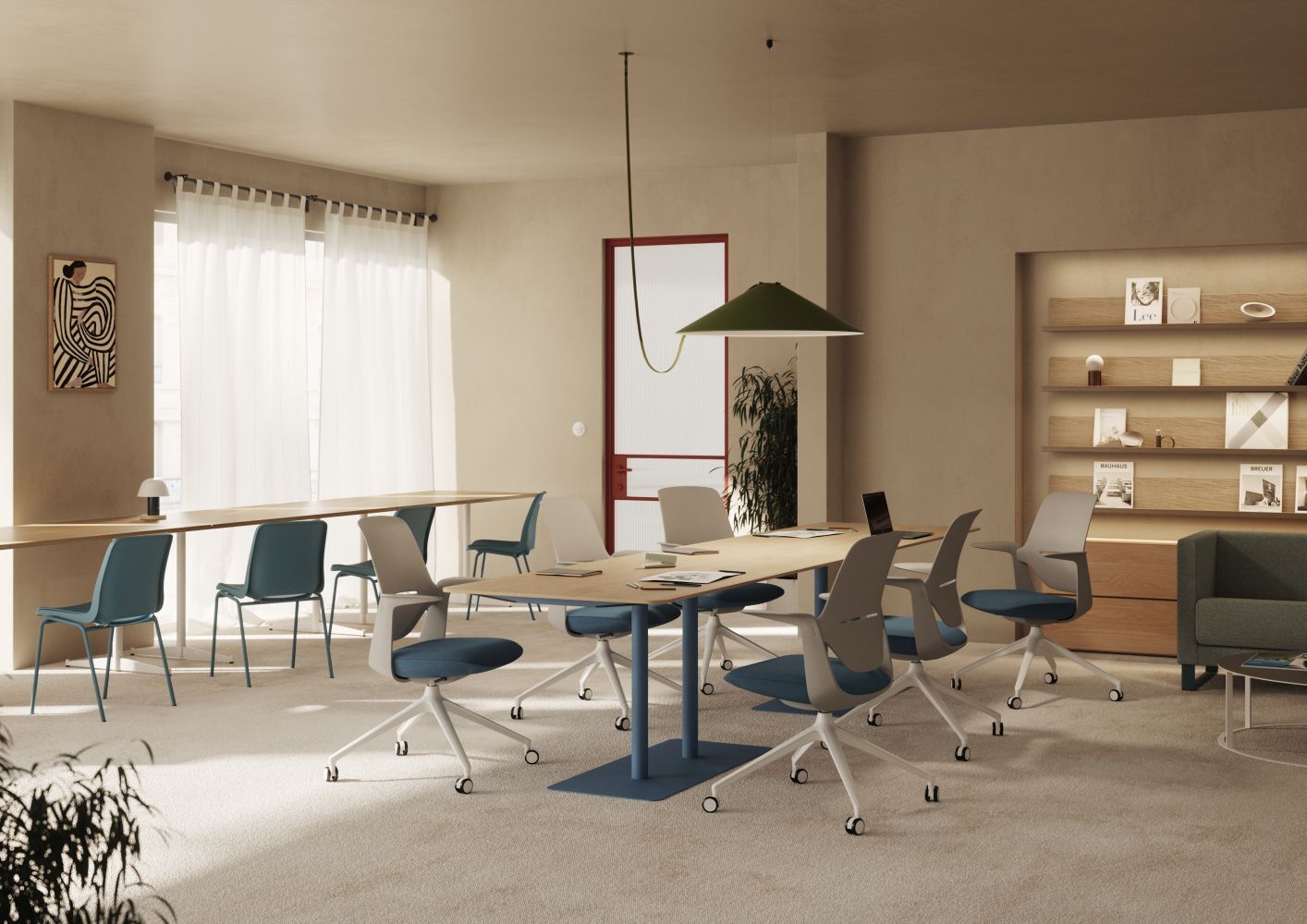 Moderner Büroraum mit ergonomischen Stühlen, großem Tisch, Regalen und natürlichem Licht durch große Fenster.