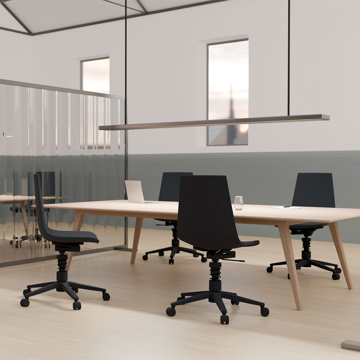 Moderner Besprechungsraum mit ergonomischen Bürostühlen und einem langen Tisch aus hellen Holz.