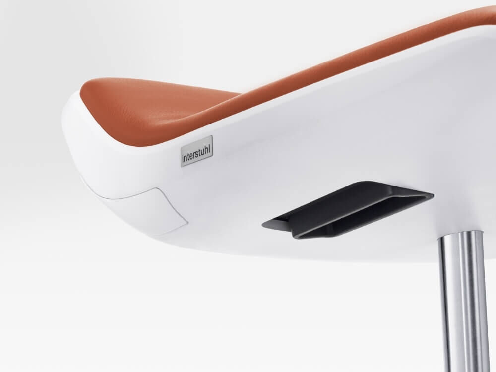 Nahaufnahme eines ergonomischen weißen Bürostuhls mit brauner Sitzfläche und verstellbaren Funktionen.