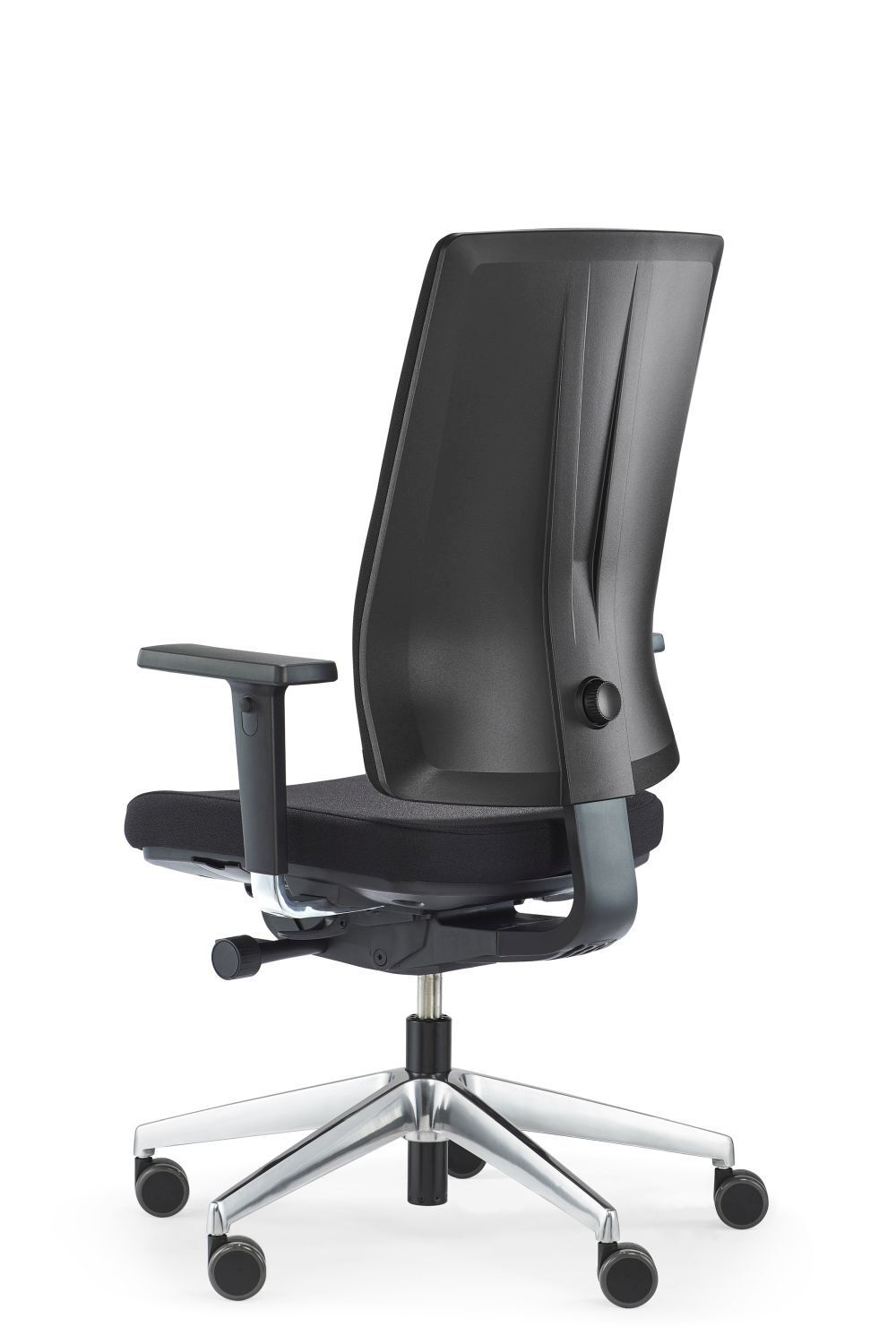 Rückansicht eines ergonomischen Bürostuhls mit verstellbarer Rückenlehne und Armlehnen auf einem Rollfuß.