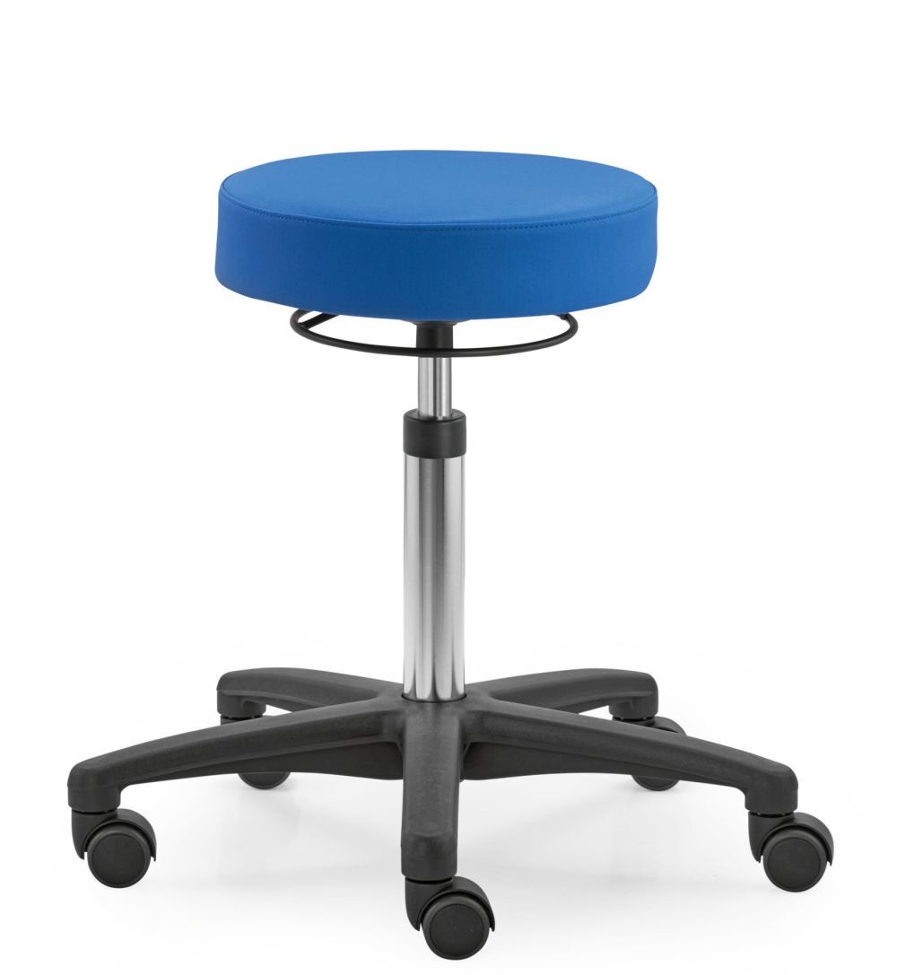Blauer ergonomischer Hocker mit runder Sitzfläche und schwarzem Rollfuß für dynamisches Sitzen im Büro.