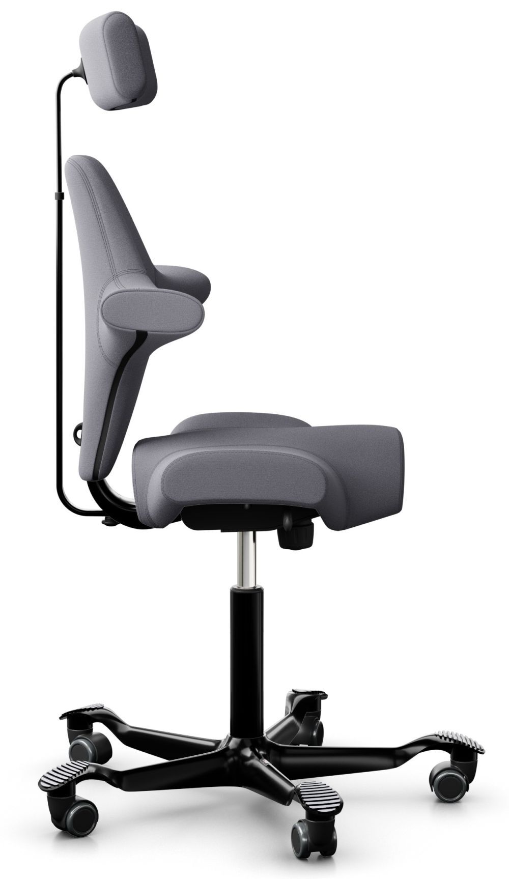 Seitliche Ansicht eines ergonomischen Bürostuhls mit Kopfstütze und gepolsterten Armlehnen auf stabiler Basis.