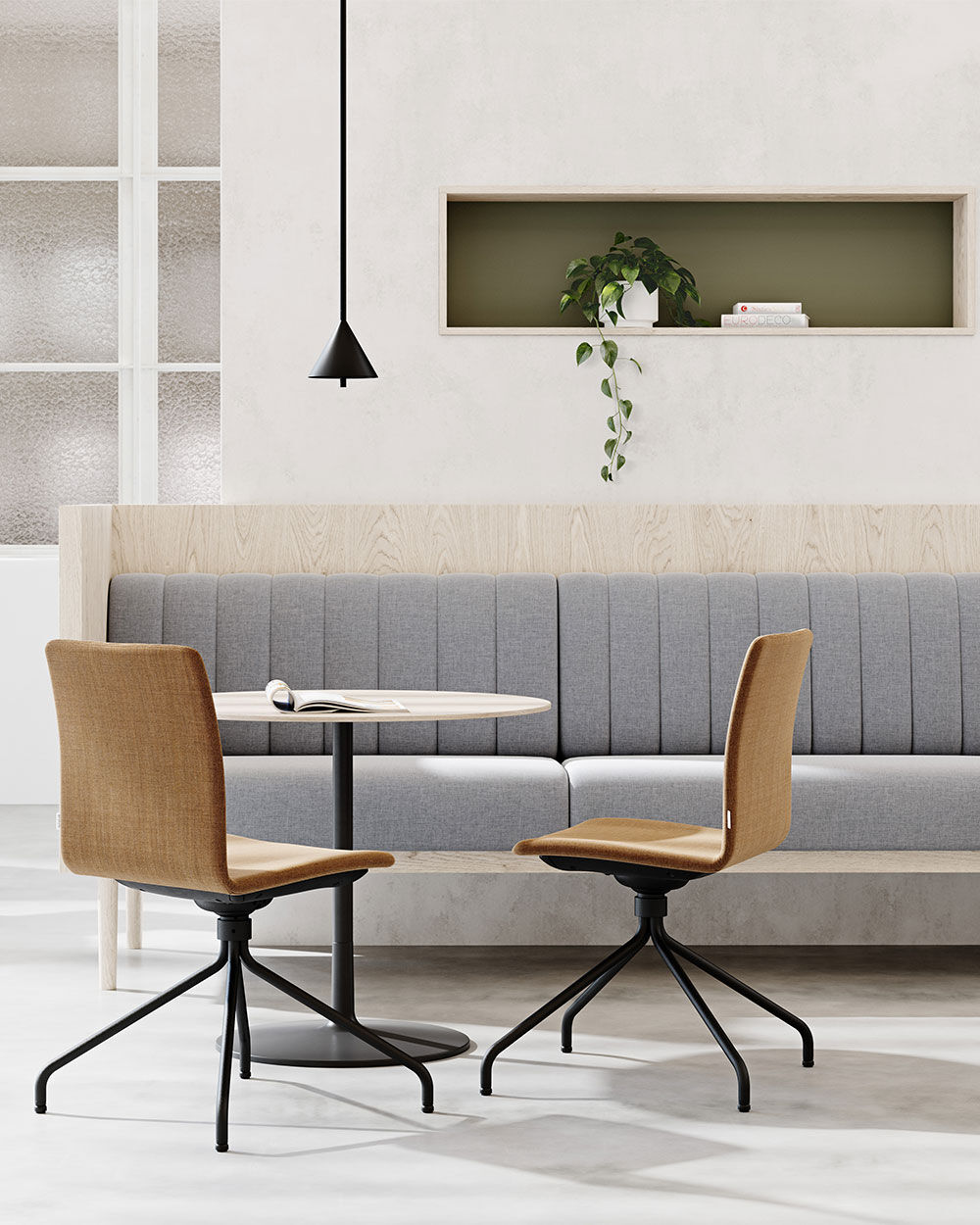 Moderner Arbeitsplatz mit zwei beigen Stühlen, rundem Tisch und grauem Sofa, ideal für ergonomisches Sitzen.