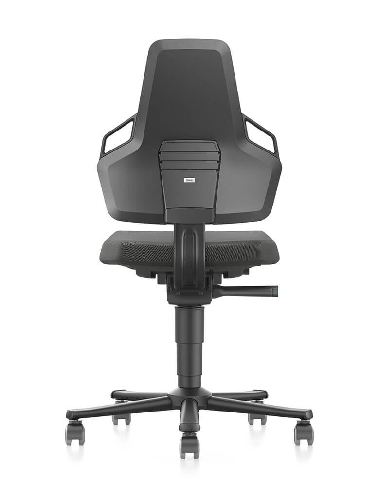 Rückansicht eines modernen ergonomischen Bürostuhls mit verstellbarer Rückenlehne und fünf Rollen.