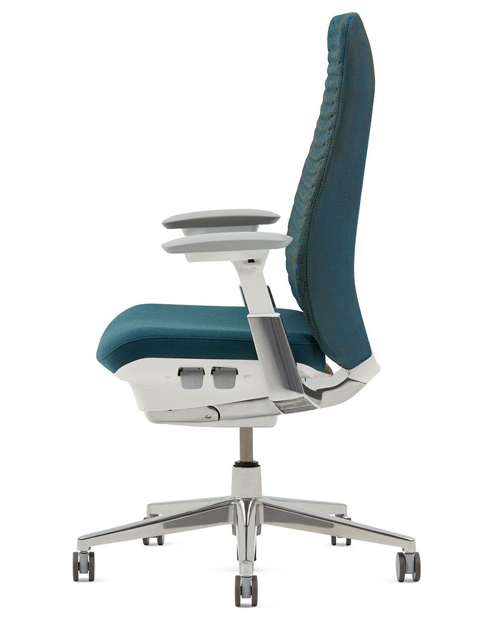 Ergonomischer Bürostuhl mit blauer Polsterung und verstellbaren Armlehnen für dynamisches Sitzen in der Seitenansicht.