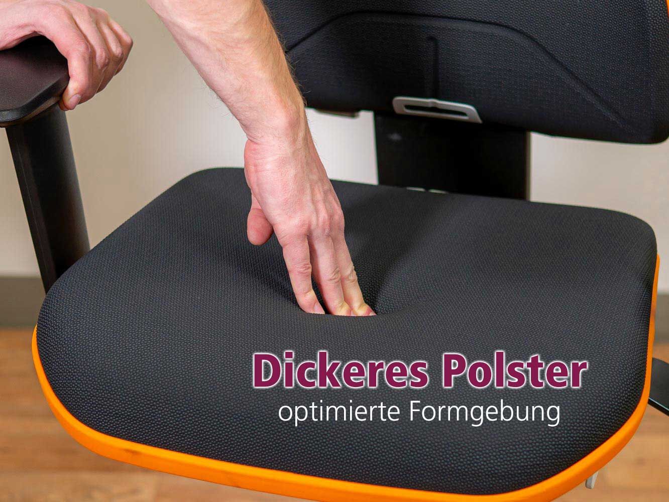 Hand drückt auf gut gepolsterten ergonomischen Stuhl mit Text: "Dickeres Polster, optimierte Formgebung".