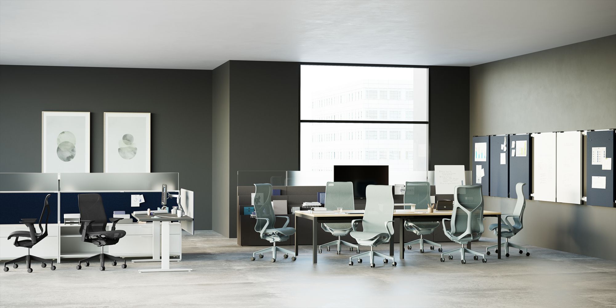 Moderner Büroraum mit ergonomischen Bürostühlen und Arbeitsplätzen, die dynamisches Sitzen für Gesundheit fördern.