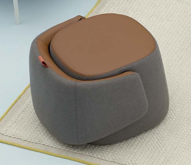 Moderner ergonomischer Hocker in Grau und Braun auf einem cremefarbenen Teppich, ideal für dynamisches Sitzen.