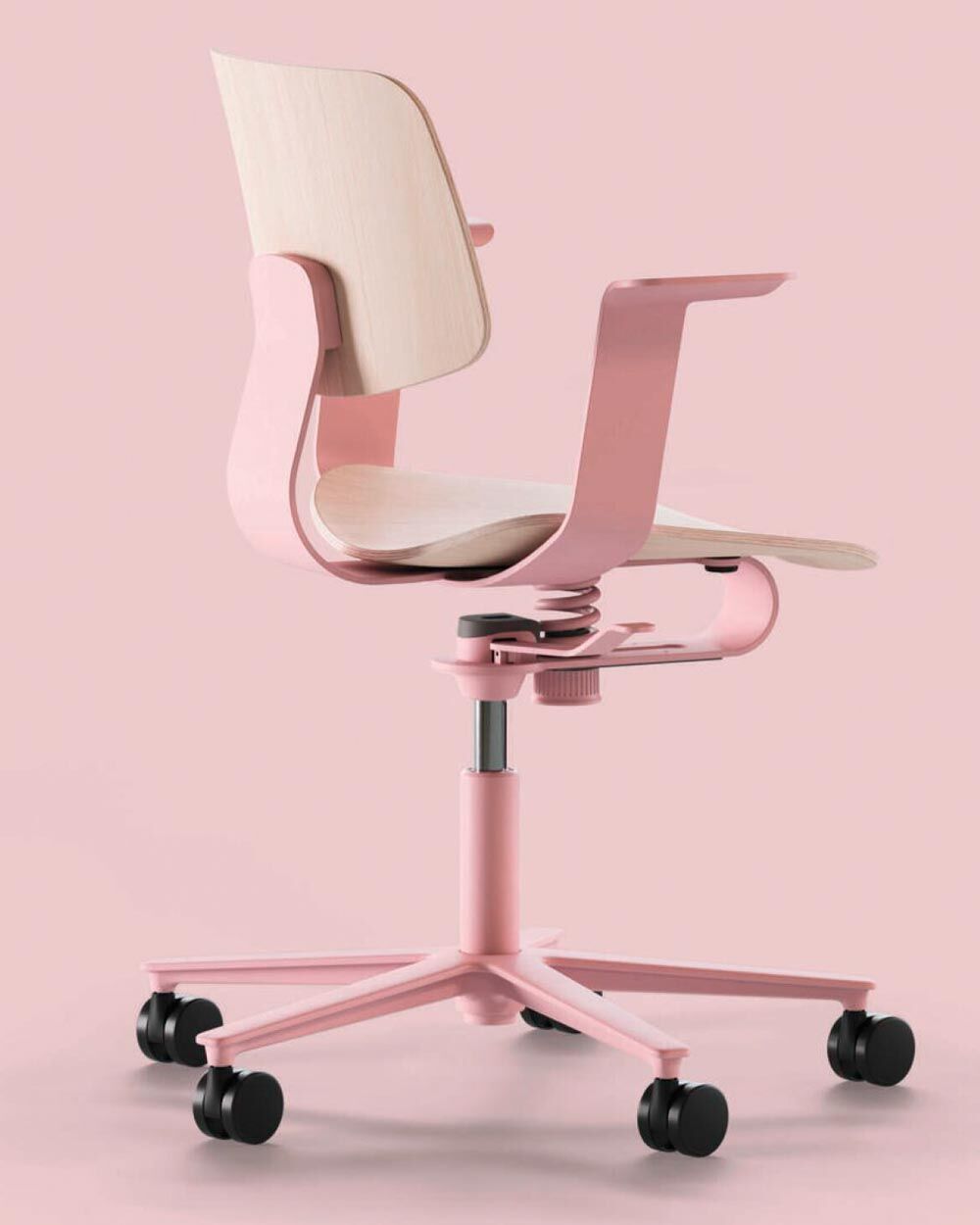 Ergonomischer rosa Bürostuhl mit Holzelementen und Rollen, auf pastellrosa Hintergrund.