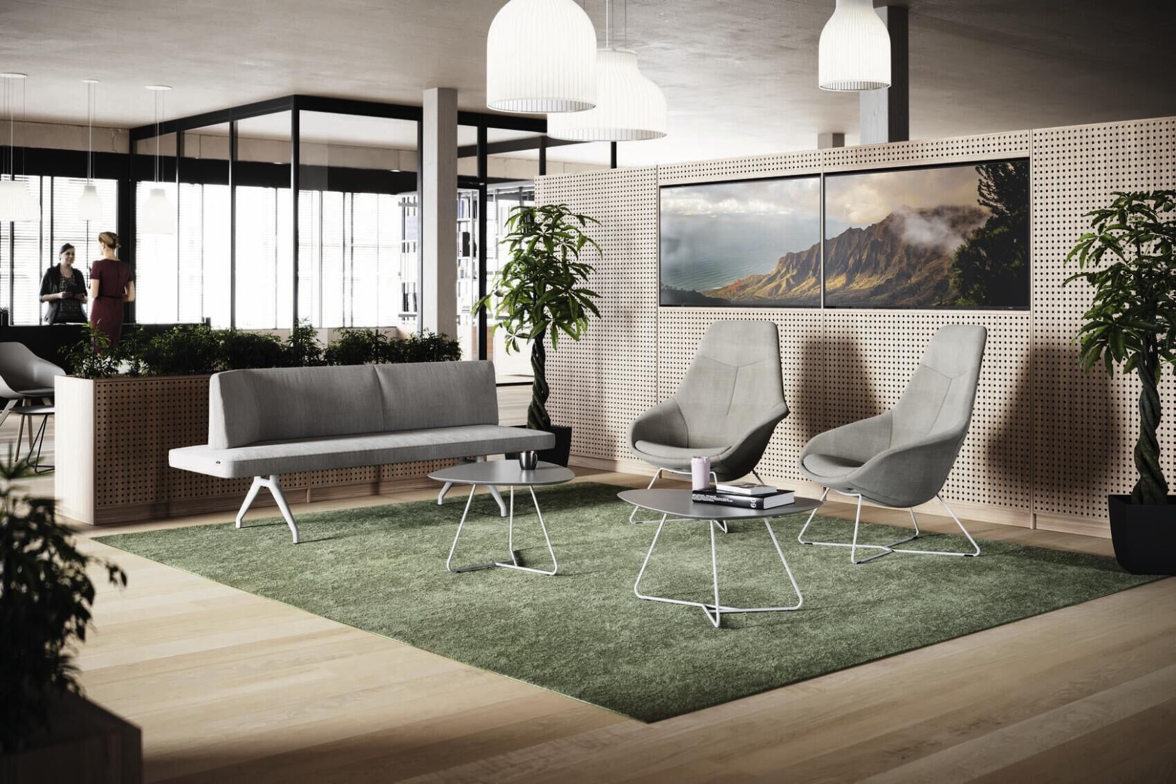 Modernes Büro mit ergonomischen Sesseln, Sofa und grüner Teppichfläche in einem offenen Raum.