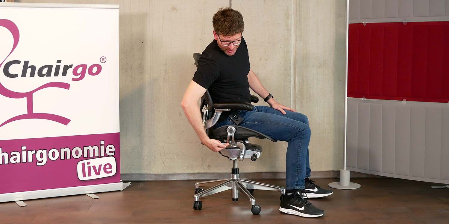 Kai Schmidt zeigt die Einstellung des Herman Miller Aeron Chairs