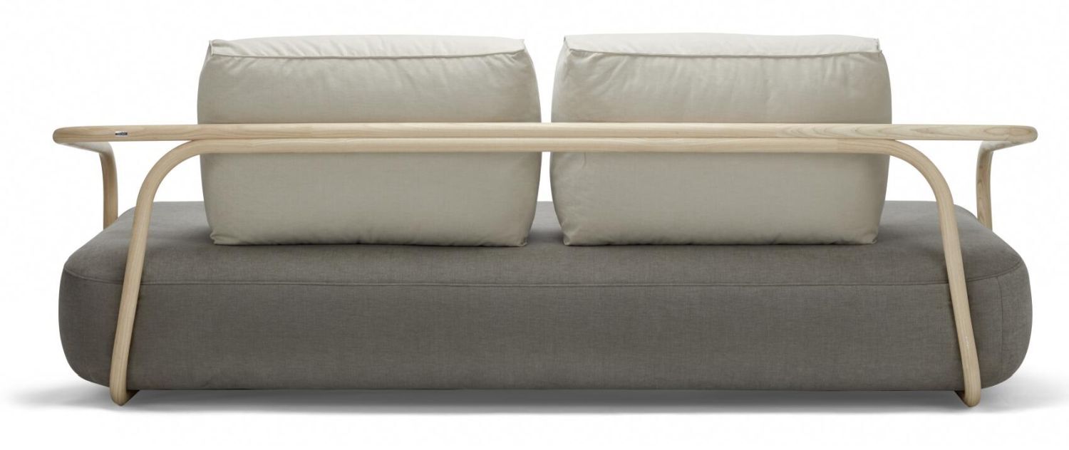 Moderne, ergonomische Couch mit Holzgestell und beigen Polstern, ideal für stilvolle Büroumgebungen.