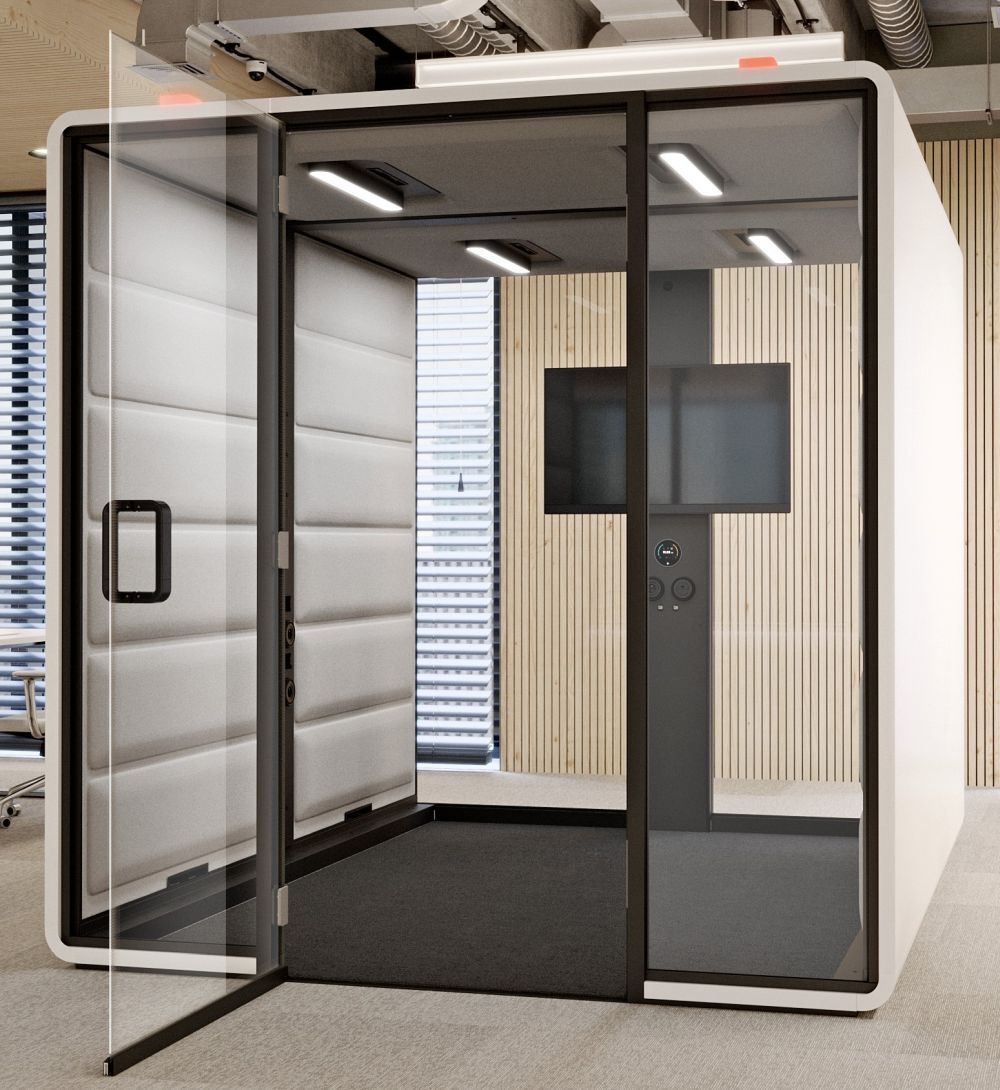 Moderne schallisolierte Bürokabine mit Glastür, ideal für konzentriertes Arbeiten in offenen Büroflächen.