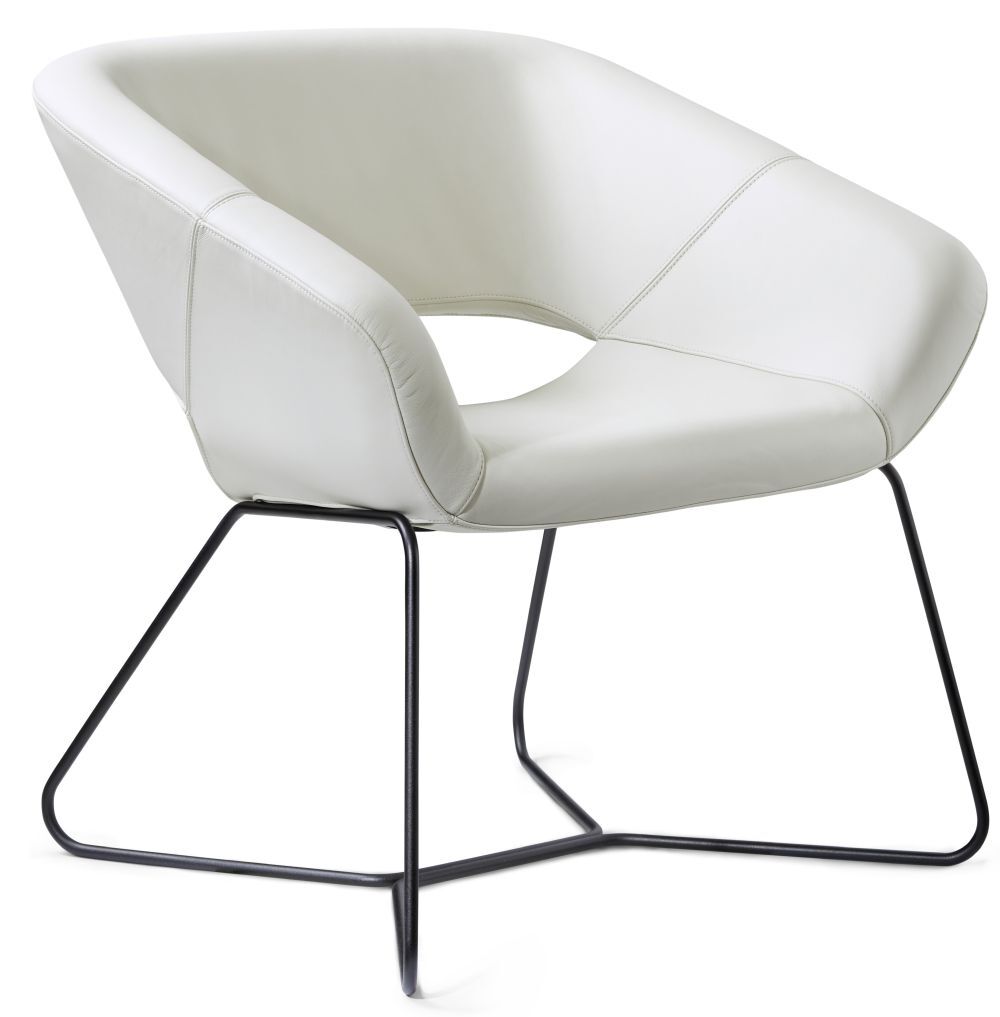 Moderner weißer Stuhl mit gebogener Rückenlehne und schwarzen Metallbeinen, perfekt für ergonomisches Sitzen.