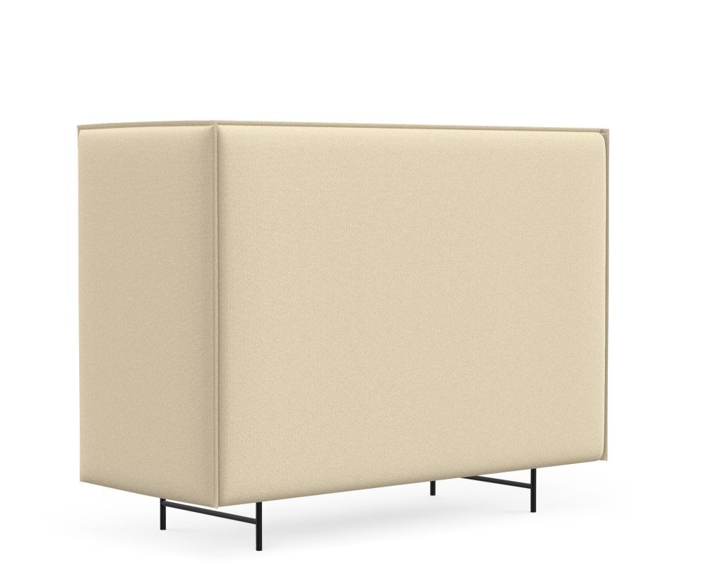 Hellbeige Trennwand mit Stoffbezug und schwarzem Metallgestell, ideal zur Bürogestaltung und Raumtrennung.