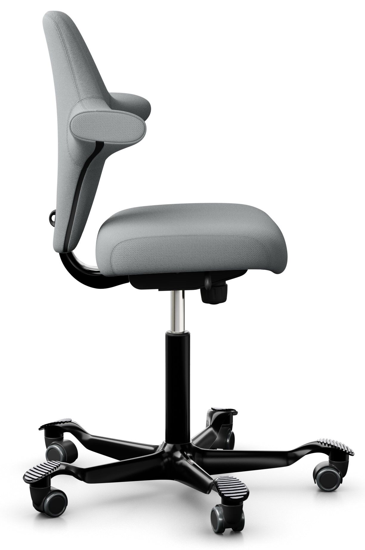 Ergonomischer Bürostuhl in Seitenansicht, grauer Bezug, schwarzes Gestell und fünf Rollen. Fördert dynamisches Sitzen.