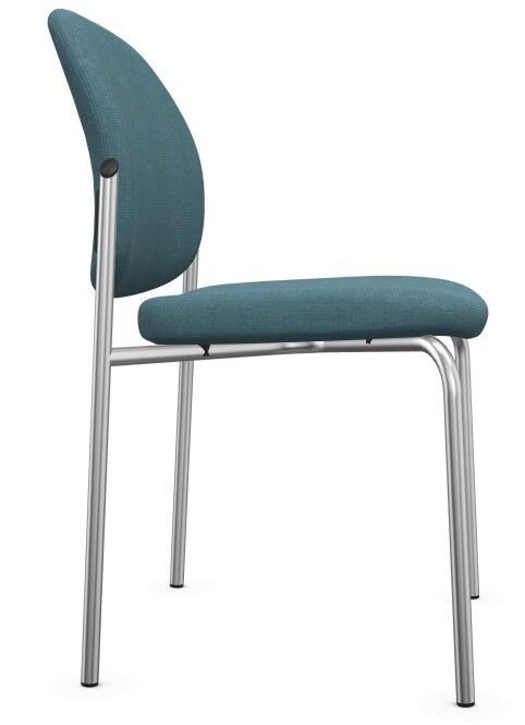 Moderner ergonomischer Stuhl mit türkisfarbenem Stoff und silbernem Metallrahmen, ideal für Büroeinrichtung.