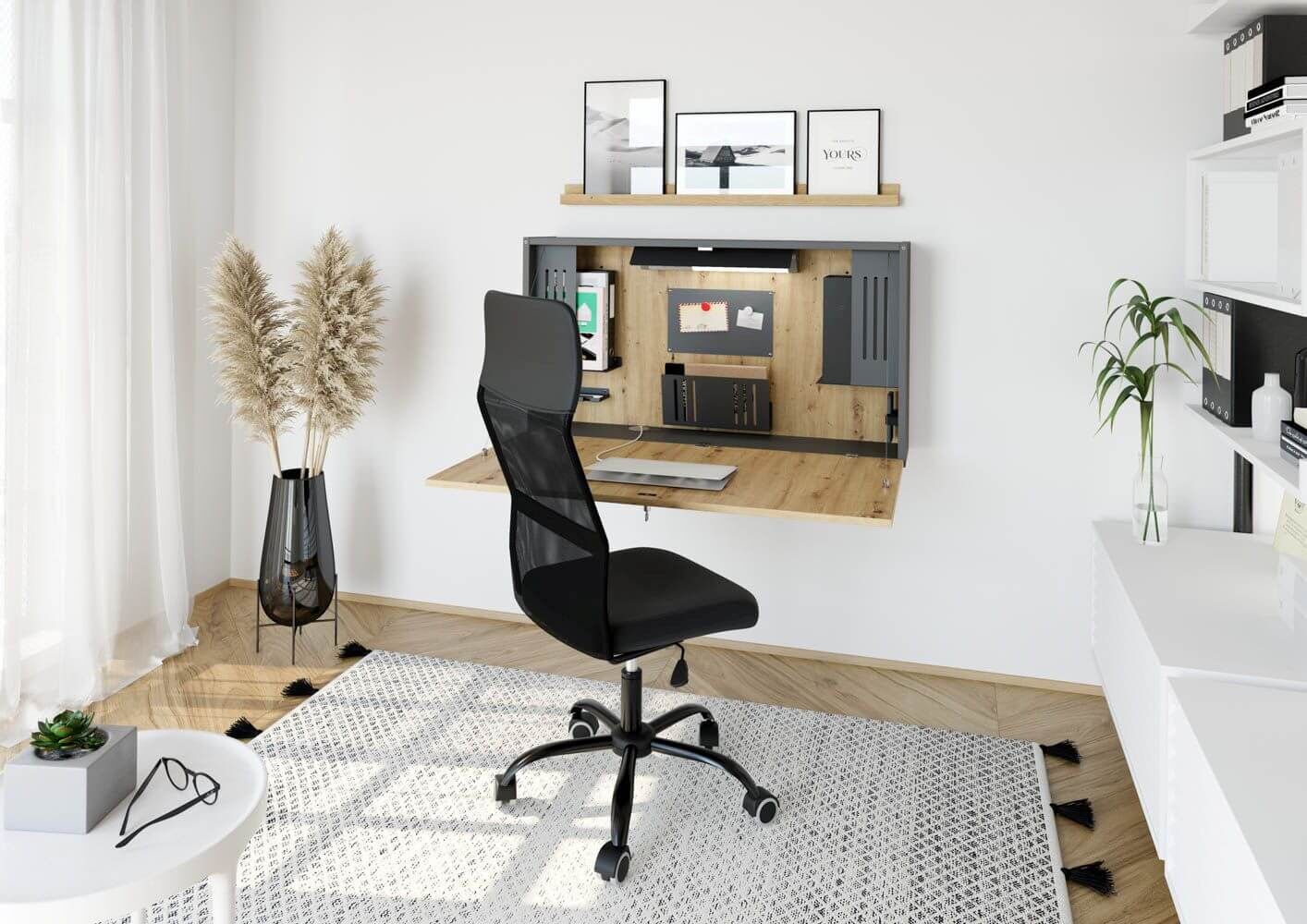 Moderne, ergonomische Bürostuhl vor einem klappbaren Wandtisch in einem stilvollen, minimalistischen Büro.