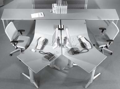 Moderne, ergonomische Büroeinrichtung mit verstellbaren Schreibtischen, Bürostühlen und Computern für dynamisches Arbeiten.