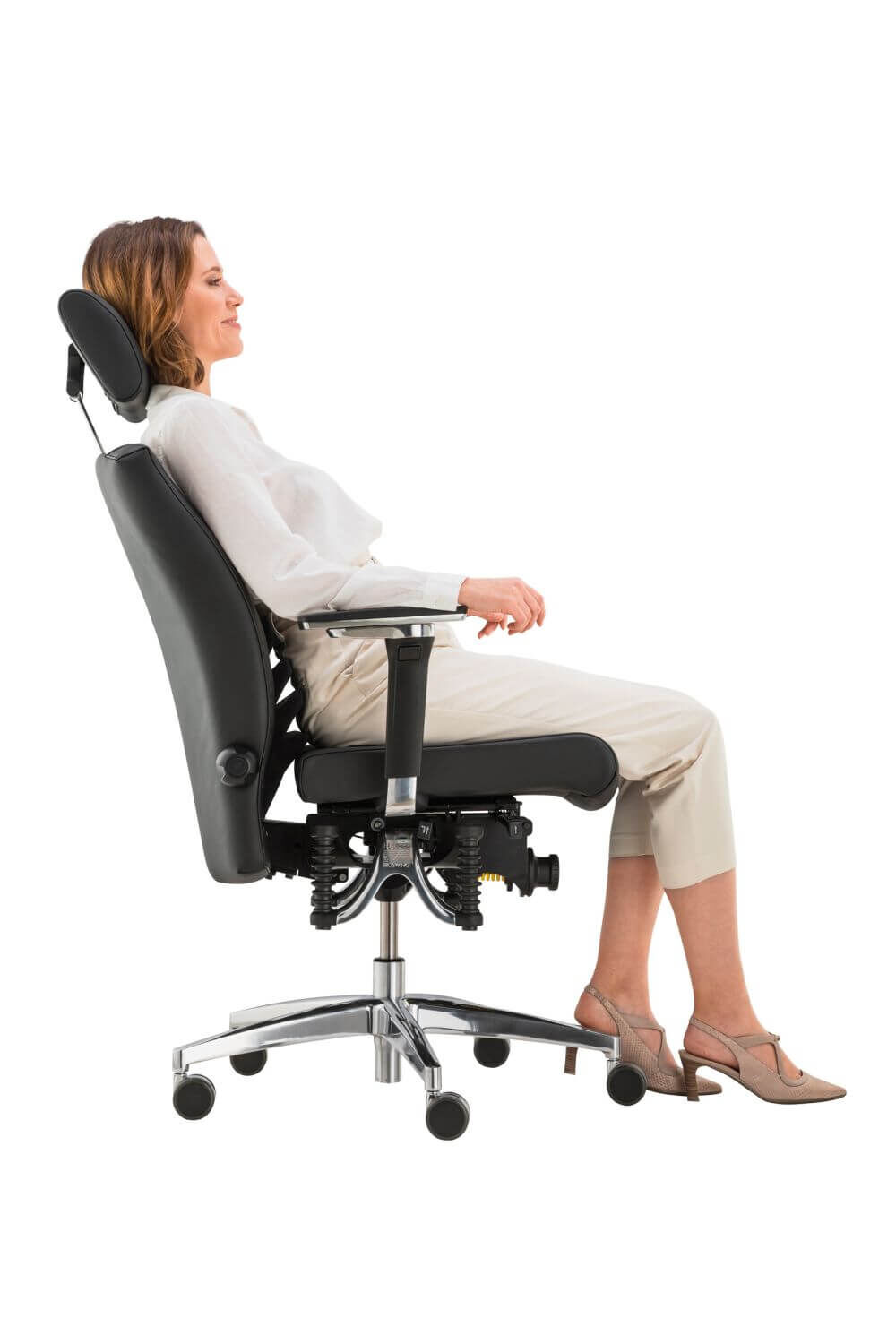 Frau sitzt entspannt in einem ergonomischen Bürostuhl mit verstellbarer Kopfstütze und Armlehnen.