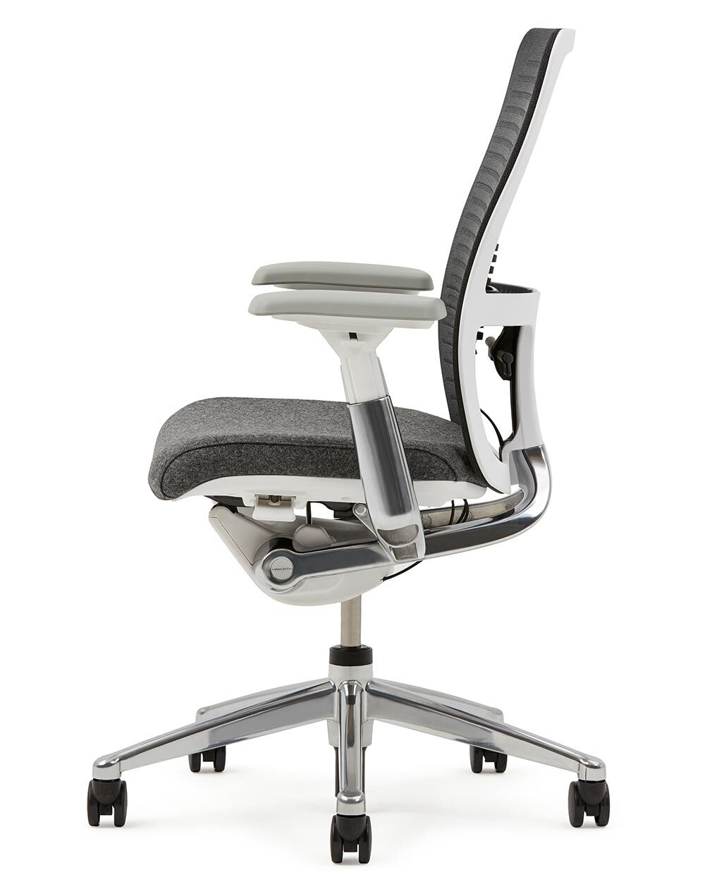 Seitliche Ansicht eines ergonomischen Bürostuhls mit grauem Polster und verstellbaren Armlehnen auf Rollen.