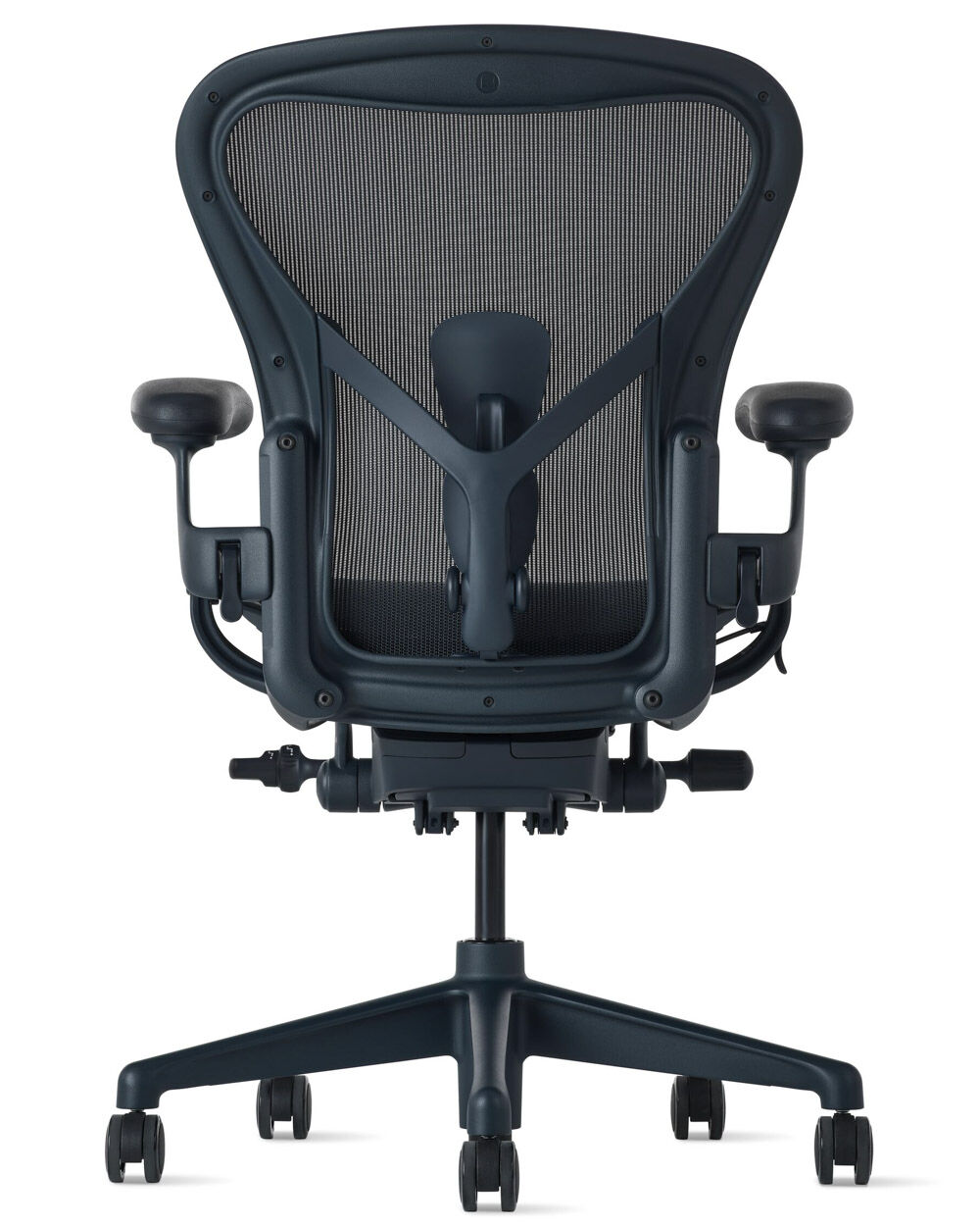 Rückansicht eines ergonomischen Bürostuhls mit Netzrückenlehne und verstellbaren Armlehnen, ideal für dynamisches Sitzen.