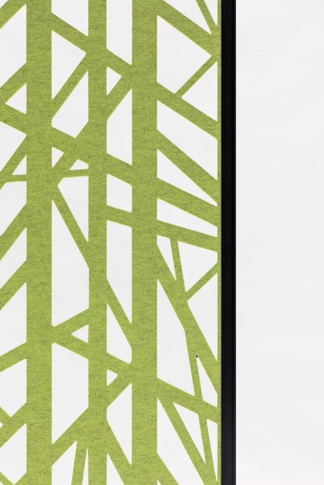 Grüne, geometrische Linien auf weißem Hintergrund, Teil eines Akustikpaneels zur Raumgestaltung.