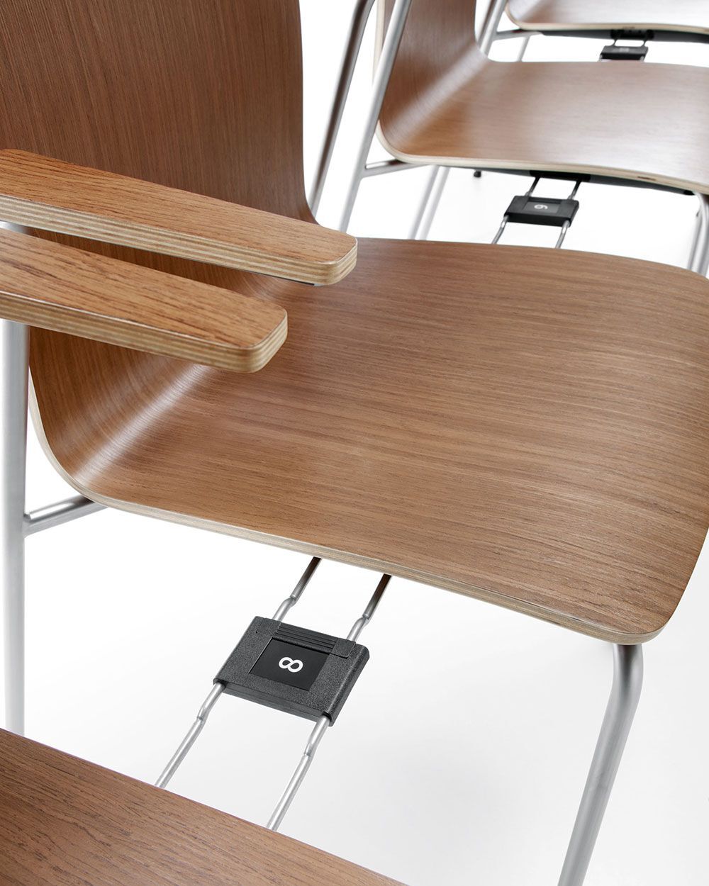 Holzstuhl mit Metallrahmen, ergonomisches Design und nummerierten Verbindern für flexibles Sitzen in Reihen.