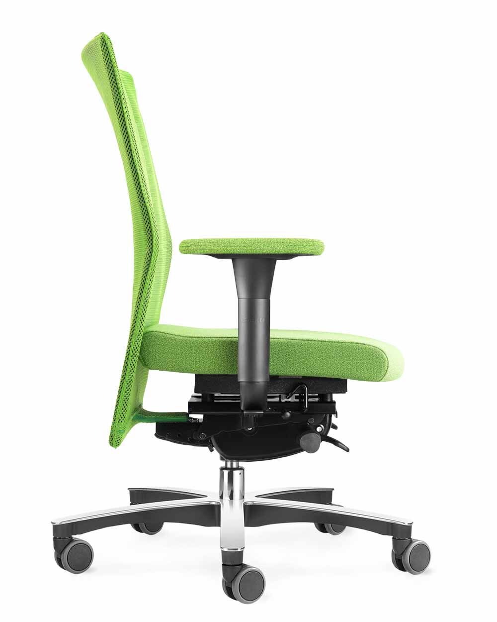 Seitliche Ansicht eines grünen ergonomischen Bürostuhls mit verstellbaren Armlehnen und stabiler Rollenbasis.