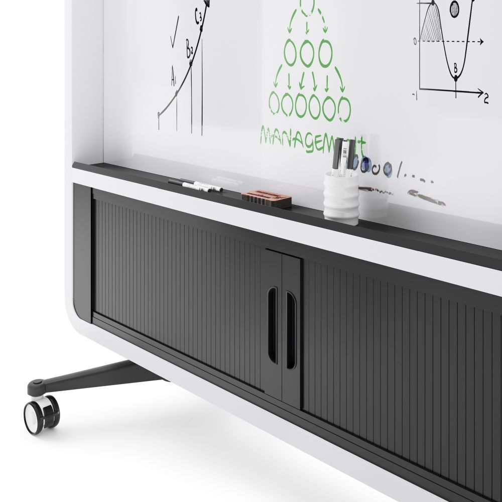 Modernes Whiteboard mit Diagrammen, Markerhalter und Stauraum darunter, auf Rollen für einfache Beweglichkeit.