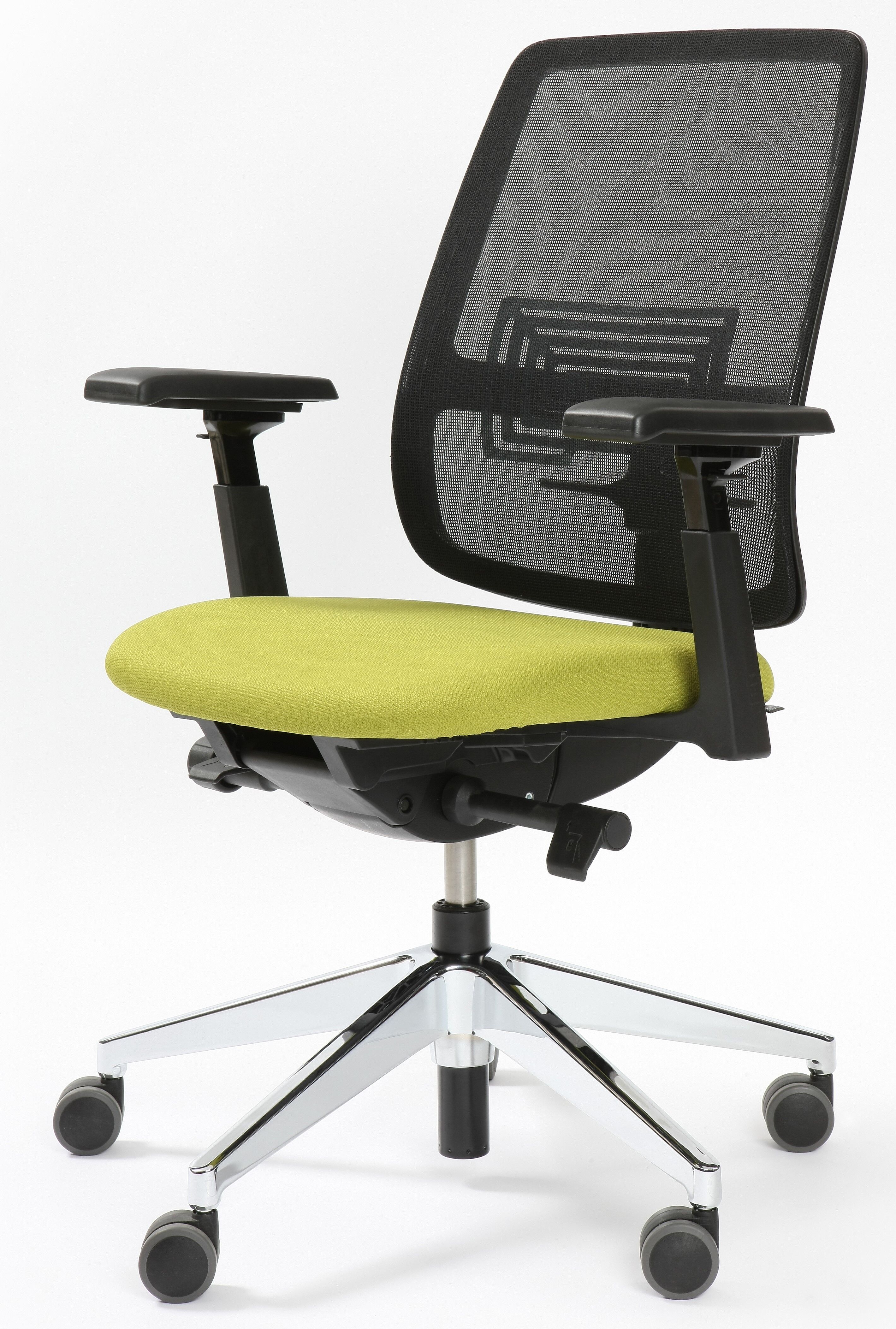 Ergonomischer Bürostuhl mit grünem Sitz, Netzrückenlehne und verstellbaren Armlehnen vor weißem Hintergrund.