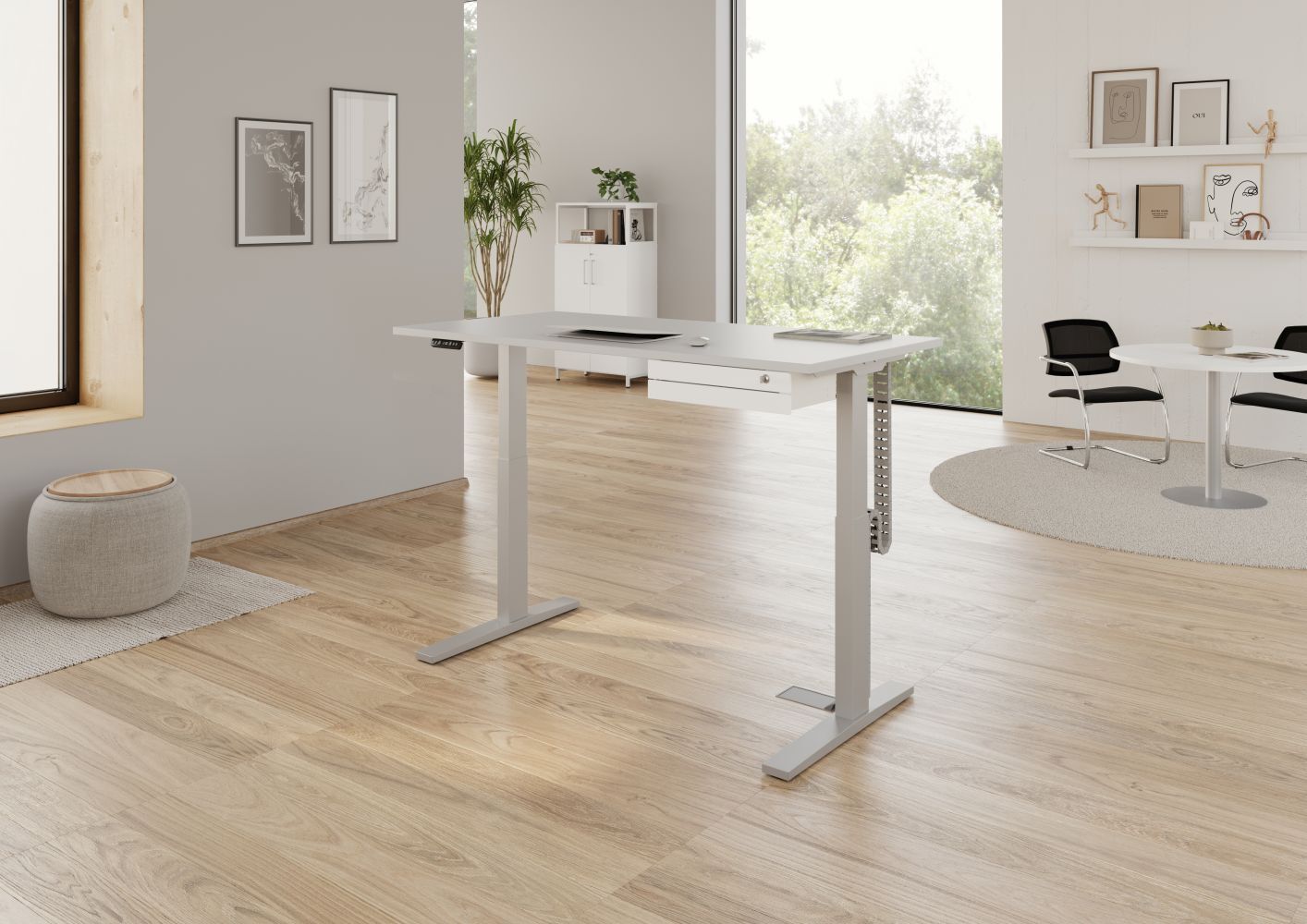 Moderner höhenverstellbarer Schreibtisch in einem hellen Büro mit Holzboden und minimalistischem Dekor.