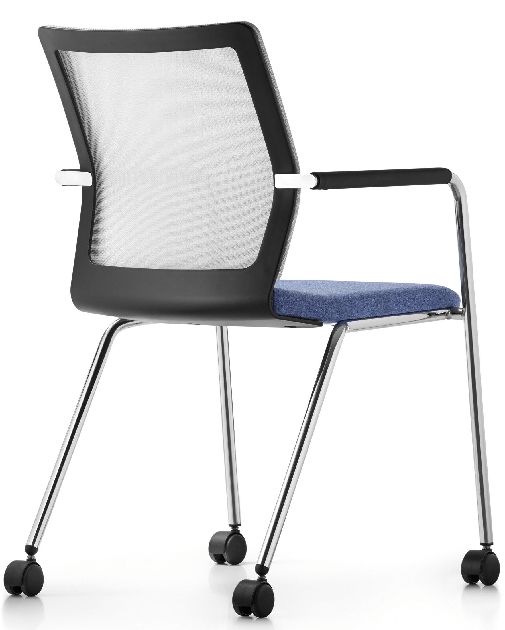 Moderner Bürostuhl mit Netzrückenlehne, blauer Sitzfläche und Rollen, ideal für ergonomisches Sitzen.
