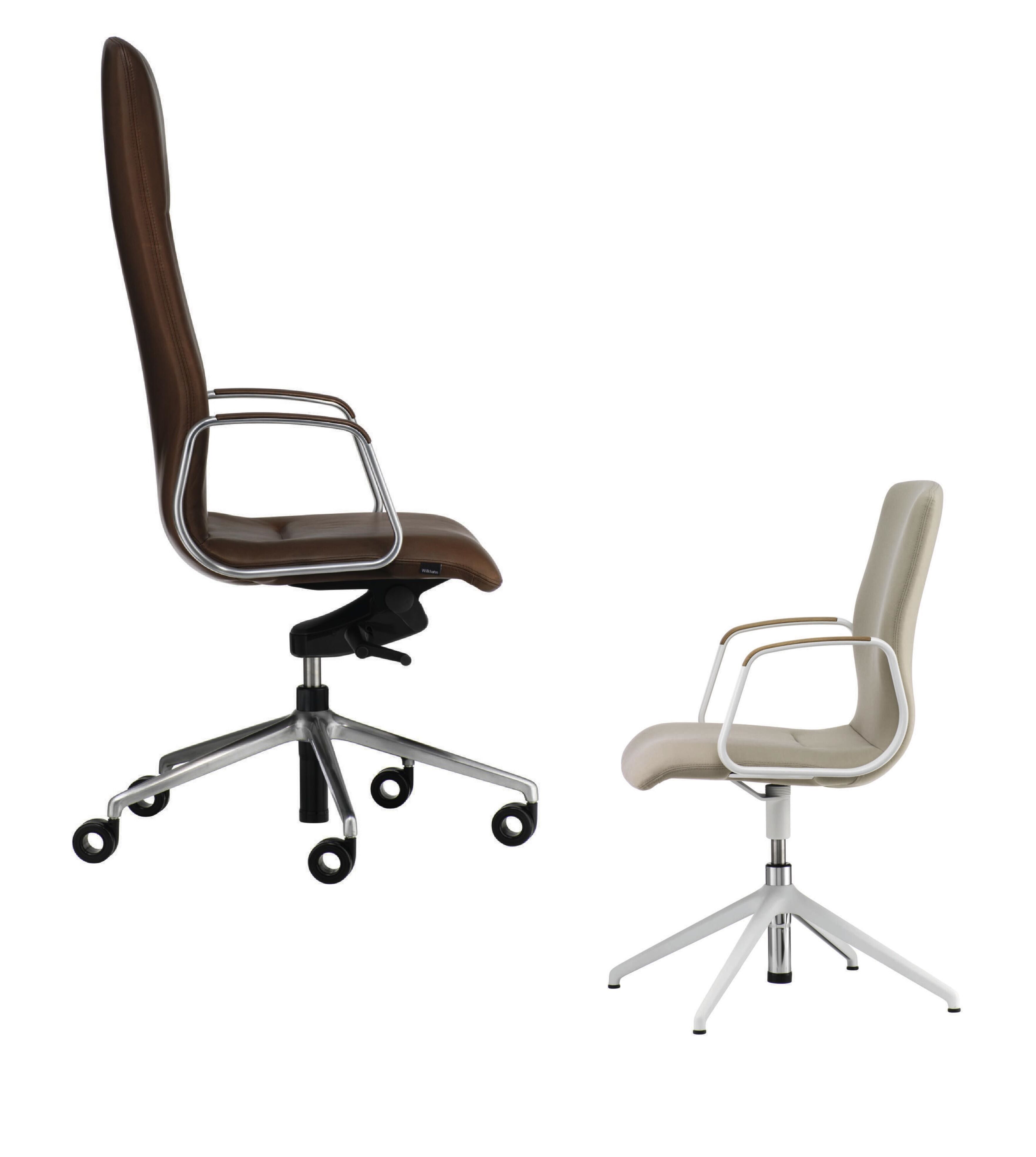 Zwei ergonomische Bürostühle: links ein brauner mit Rollen, rechts ein beiger auf festem Standfuß.