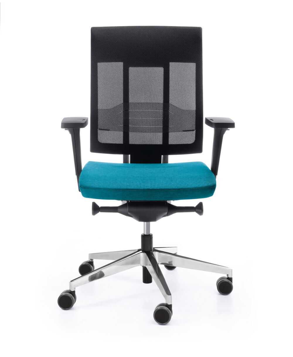 Ergonomischer Bürostuhl mit schwarzer Netzrückenlehne und blauer Sitzfläche, verstellbare Armlehnen, auf Rädern.